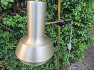 Gulvlampe med smukt skærm i messing