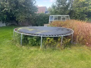 Trampolin gives væk