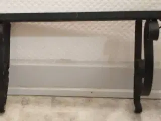 Metal hylde med glas