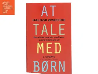 At tale med børn : metodiske samtaler med børn i svære livssituationer af Haldor Øvreeide (Bog)