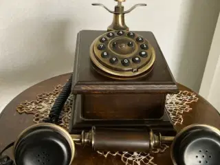 Fin fastnet bord telefon