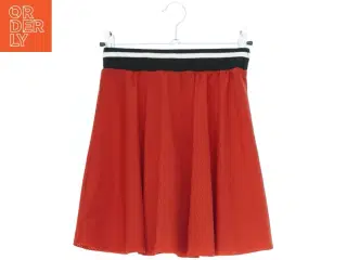 Rød nederdel med elastikbånd fra D-XEL (str. 128)