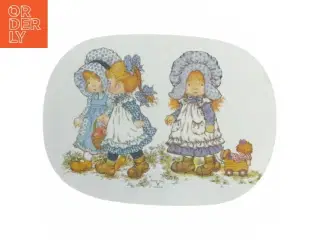 Malet plade med figurer fra Sarah Kay (str. 24x17 cm)