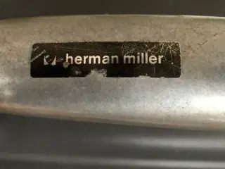Charles & Ray Eames Aluminium EA 105 på hjul