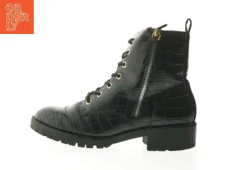 Støvler i krokodilleskinds look fra Anna Field (str. 39 )