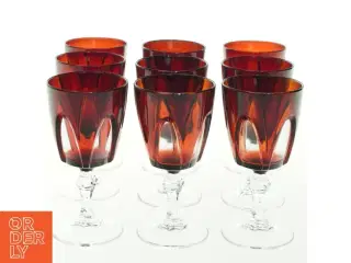Rødvinsglas i rødt glas (str. H 13 cm, ø 6,5 cm)