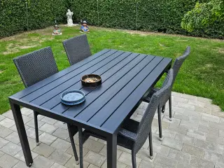 Dejligt Toscano havebord med fire stole sælges