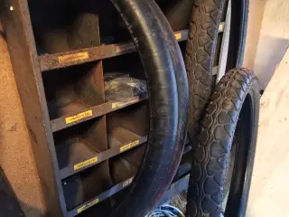 Et sæt dæk med slanger 