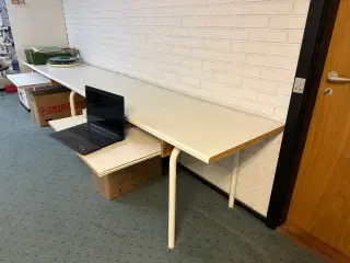 Arbejdsbord l = 360 cm, bredde =62 cm. Højde = 73 