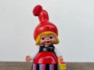 Karen K nissepige med kurv.