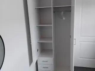 Klædeskab