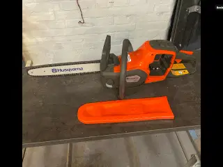 Husquarna motorsav . Brugt engang som ny. 