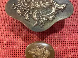 To antikke skrin af bronze og messing sælges. 