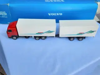 Volvo modellastbil med påhængskøretøj