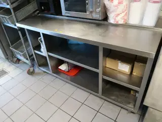 Rustfri stålbord med indhold