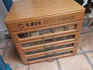 Broderigarn og tilhørende opbevaring 