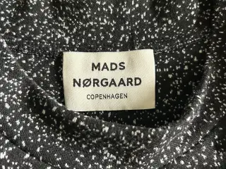 MADS NØRGAARD bluse i blå og hvid med kort ærme