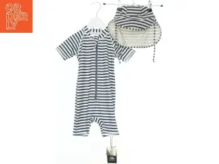 Stribet UV-dragt med hat fra Petit (str. 92)