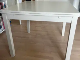 Hvidt spisebord med 2 udtrækningsplader