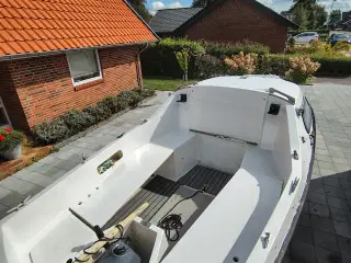 Sejl/motorbåd med trailer 
