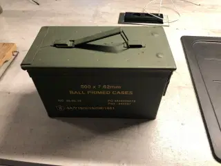 Militær ammunitionskasser i metal