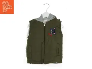 Vest med foer (str. 104 cm)