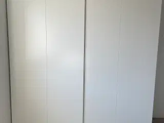 Garderobeskab fra IKEA med skydelåger