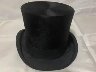 Høj sort hat håndlavet af N. Jacobsen Middelfart