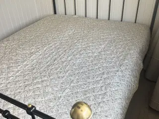 Sort sengestel med tremmer