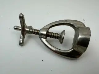 Vintage nøddeknækker i metal