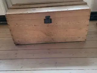 Meget gammel kiste i egetræ