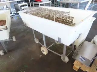 Plastkar på stålvogn inkl. Indhold