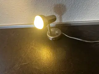 Fin lille væglampe i sølvgrå