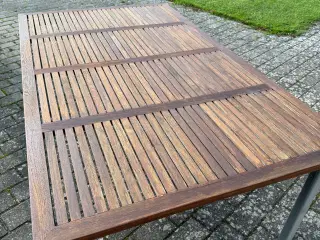 Havebord i teaktræ