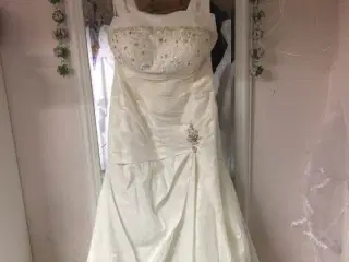 Brudekjole i taft