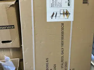 Arbejdesbord med reol.