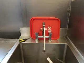 Rustfri stålvask med armatur