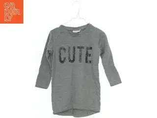 Grå bluse med tryk fra Name It (str. 110)