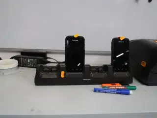 2 stk. håndterminaler HONEYWELL med lader