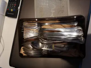 Kasse med 26  skeer og gafler i sølvplet