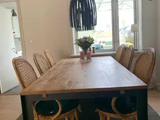 Massivt egetræs spisebord inkl. 6 stole med hynder
