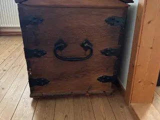 Dragkiste i egetræ