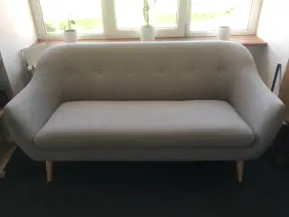 Sofa i lysegrå stof