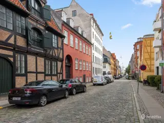 Charmerende kontorlejemål centralt på Christianshavn