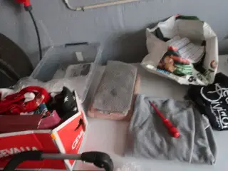 Arbejdsbord, rengøringsvogn, airhockey alt med indhold