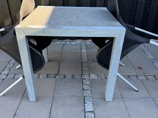 Havebord i granit 