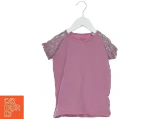 Lyserød T-shirt med blondeærmer fra VRS (str. 122)