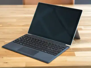 Microsoft Surface Pro 5th Gen, flot stand!