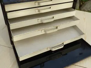 Smørrebrøds-kasse af malet metal, retro.
