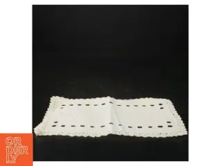 Broderet dug med hæklet kant (str. 22 x. 15,5 cm)